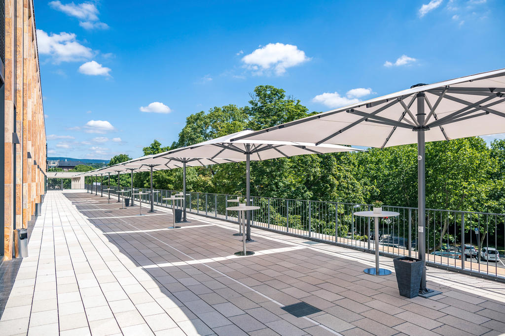 Terrasse mit weißen Sonnenschirmen