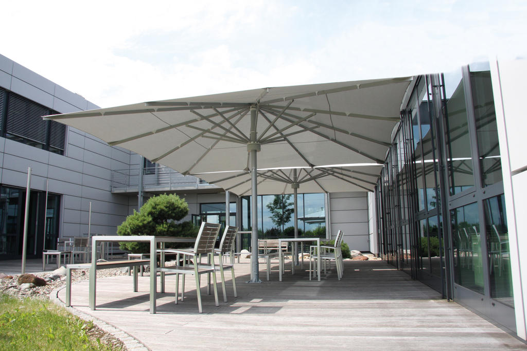 SolidPro in Langenau mit hellen ALBATROS Schirmen Terrasse mit hellen Sonnenschirmen