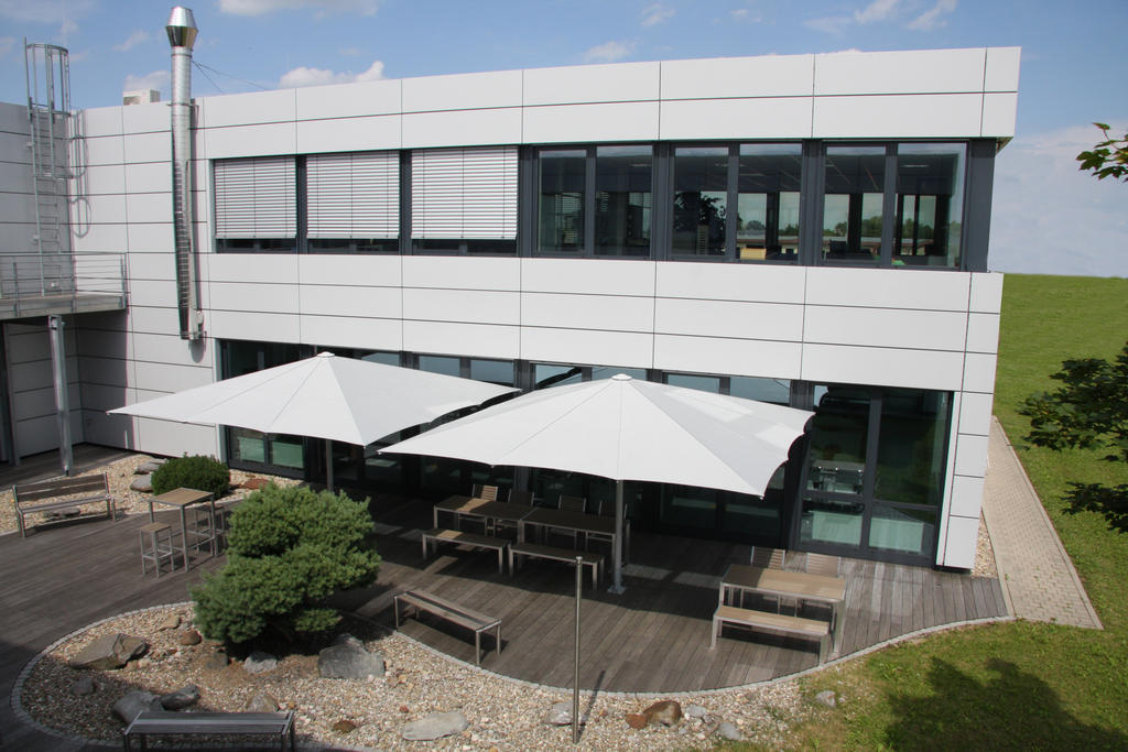 SolidPro in Langenau mit hellen ALBATROS Schirmen Terrasse mit hellen Sonnenschirmen