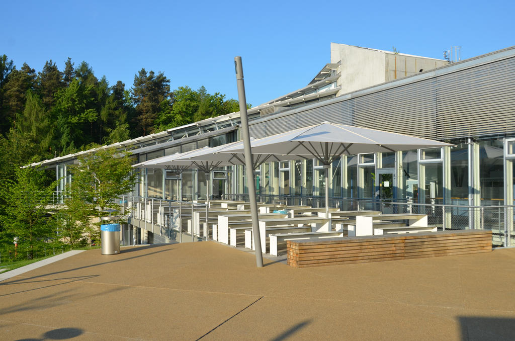 Terrasse mit weißen Sonnenschirmen