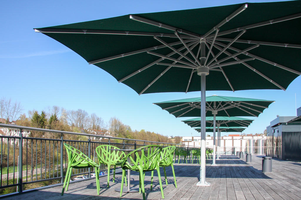 Dachterrasse mit grünen Sonnenschirmen