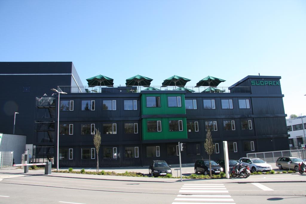 Dachterrasse mit grünen Sonnenschirmen