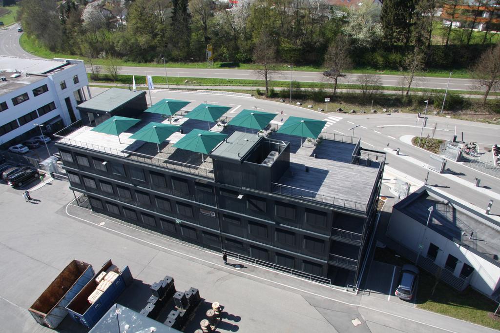 Dachterrasse mit grünen Sonnenschirmen