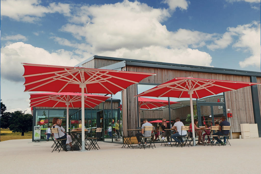 Super Green in Terville Frankreich mit roten ALBATROS Schirmen Terrasse mit roten Sonnenschirmen