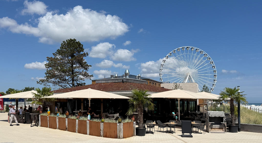 Tamatsu mit weißen ALBATROS Schirmen Strandrestaurant mit weißen Sonnenschirmen