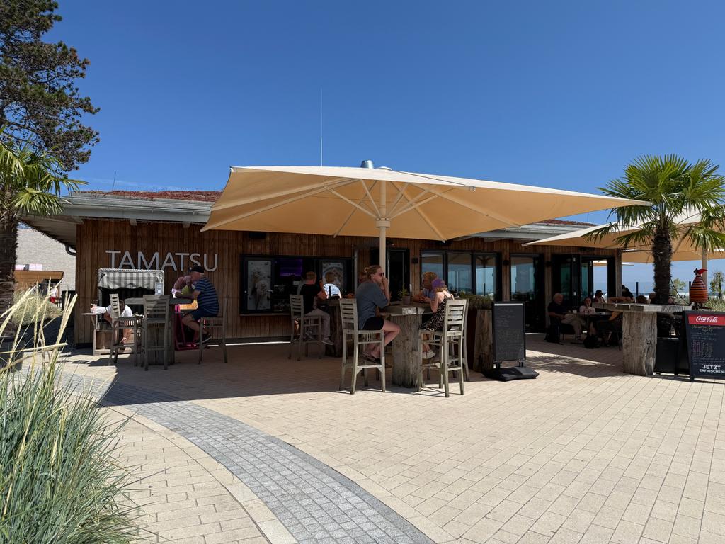 Strandrestaurant mit weißen Sonnenschirmen