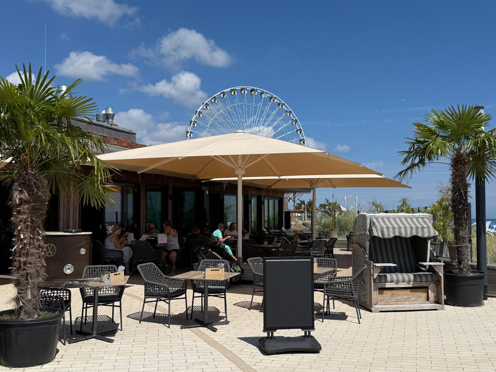 Strandrestaurant mit weißen Sonnenschirmen