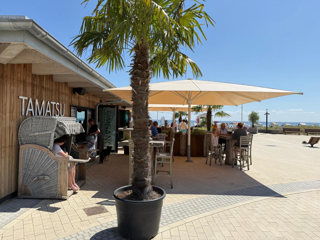 Strandrestaurant mit weißen Sonnenschirmen