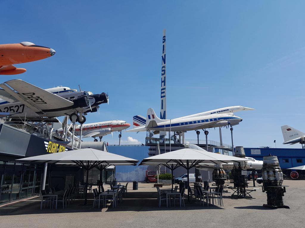 Technik Museum Sinsheim mit braunen FILIUS Schirmen Technisches Museum Sinsheim mit Sonnenschirmen