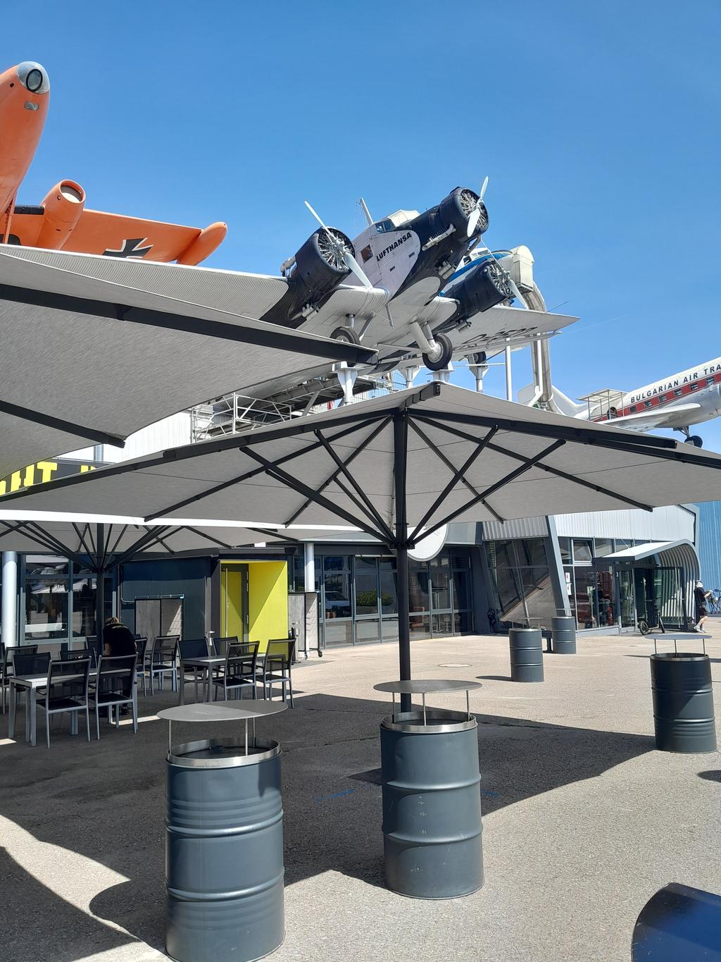 Technisches Museum Sinsheim mit Sonnenschirmen