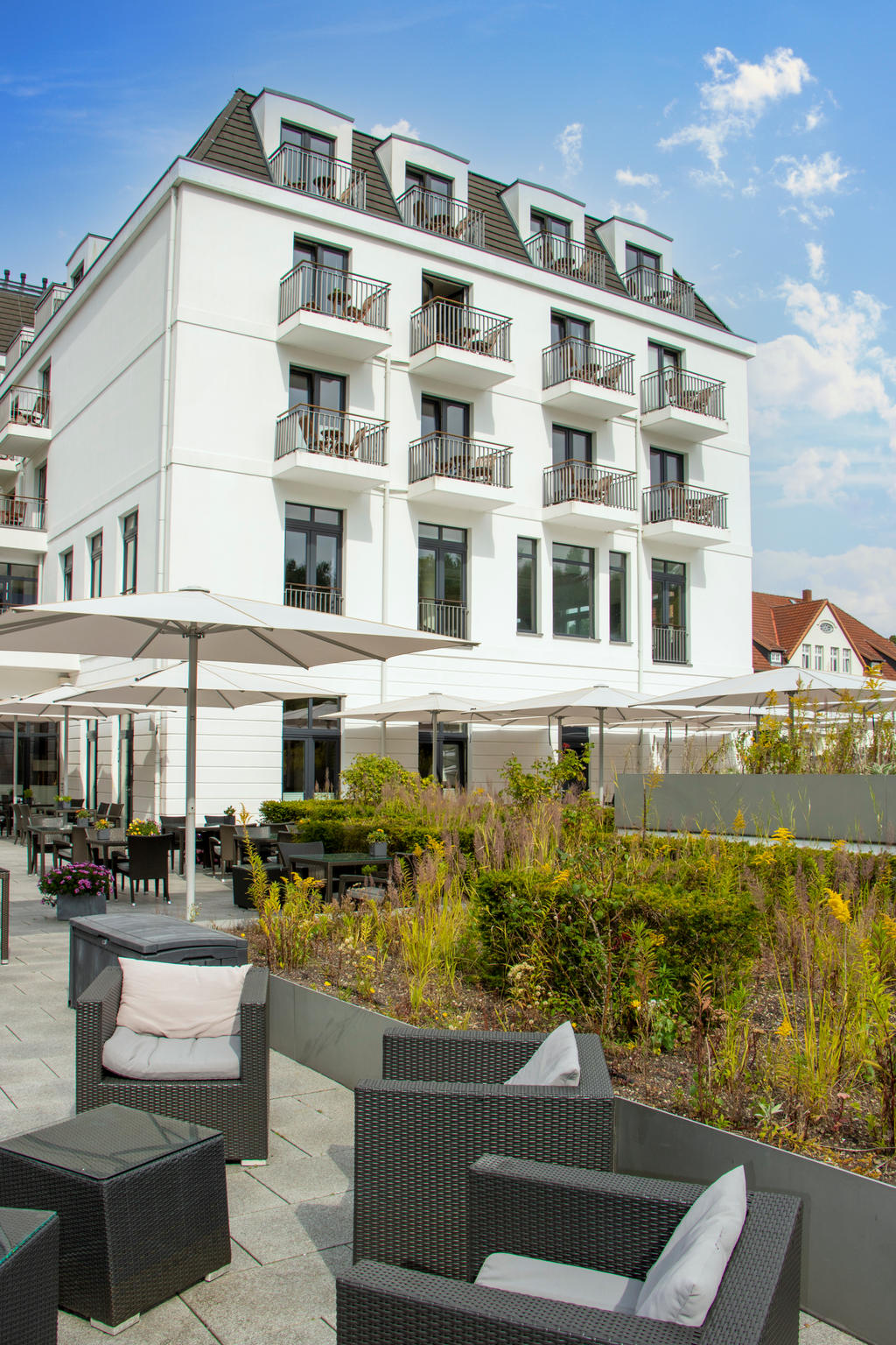 Terrasse mit weißen Sonnenschirmen