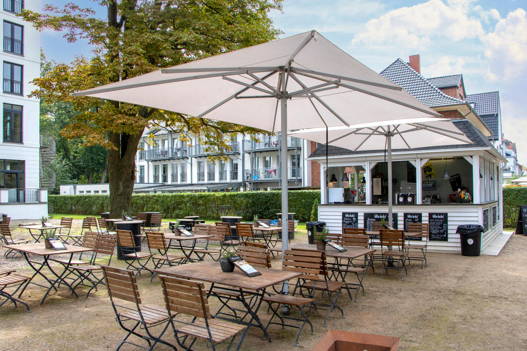 Terrasse mit weißen Sonnenschirmen