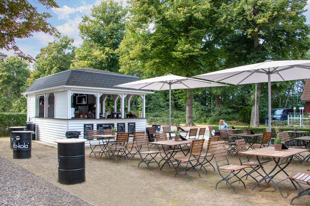 Terrasse mit weißen Sonnenschirmen