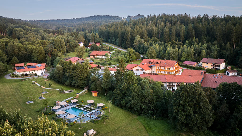 Hotelgarten mit beigen Sonnenschirmen