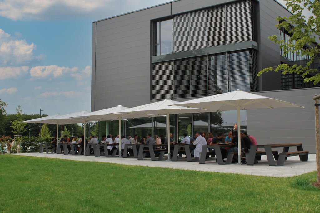 Terrasse mit weißen Sonnenschirmen