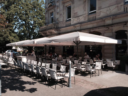 Terrasse mit beige Sonnenschirmen