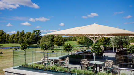 Castle Resort Luttrellstown en Irlande avec des parasols ALBATROS beiges Terrasse avec chaises et parasols beiges