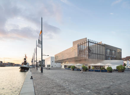 Musée de l'Émigration Allemande avec des parasols blancs SCHATTELLO Un bâtiment portuaire moderne avec des parasols blancs sur la promenade du bord de l'eau