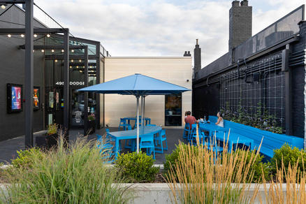 Théâtre Dundee avec des parasols bleus FILIUS Espace extérieur d'un théâtre avec parasols bleus