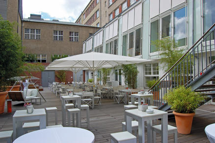 Terrasse mit weißen Sonnenschirmen