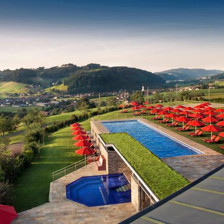 Terrasse mit roten Sonnenschirmen