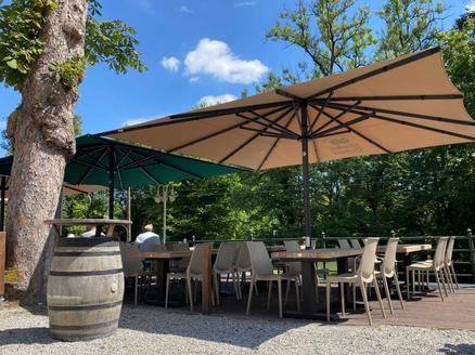 Gasthof Hinterbrühl am See, Munich avec des parasols ALBATROS bruns et verts Une terrasse avec des parasols verts et bruns