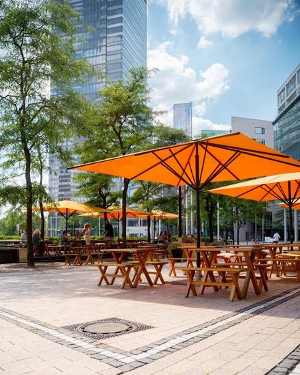 Good Food, Cologne avec des parasols FILIUS marron Restaurant en ville avec des parasols orange