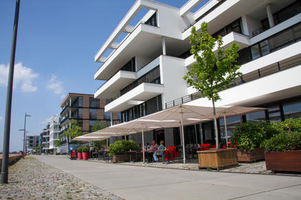 Terrasse mit weißen Sonnenschirmen