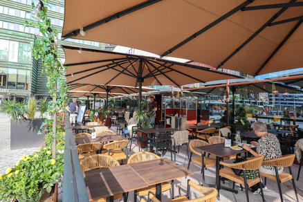 Hovedbanen Spiserie avec des parasols ALBATROS bruns Restaurant avec des parasols bruns