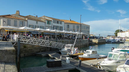 Terrasse mit weißen Sonnenschirmen