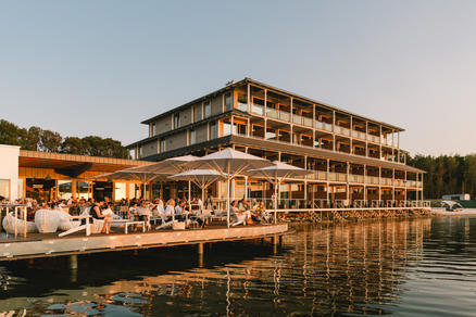 Île des Sens, Görlitz avec des parasols SCHATTELLO blancs Terrasse avec des parasols blancs au bord d’un lac