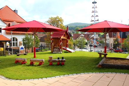 Kindertagesstätte St. Josef Sailauf mit roten Sonnenschirmen