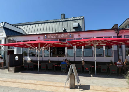 Terrasse mit roten Sonnenschirmen
