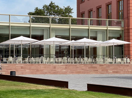 Parlement du Land de Rhénanie-Palatinat avec abat-jour blancs SCHATTELLO Terrasse avec chaises et parasols blancs