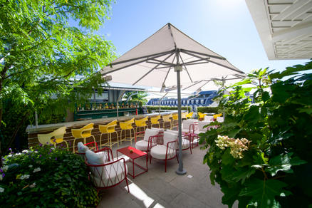 Terrasse mit weißen Sonnenschirmen