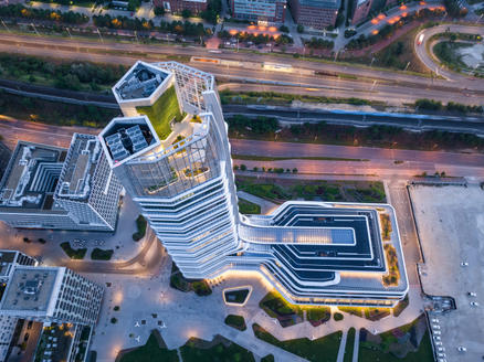 MOL Campus, Budapest Hungary with white ALBATROS parasols Terrasse avec parasols blancs