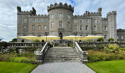 Markree Castle, Collooney Irlande avec des parasols SCHATTELLO beiges Château avec terrasse et parasols beiges