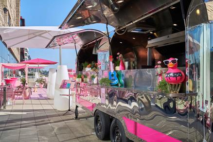 Foodtruck with white Parasols and an inviting outdoor area for guests.