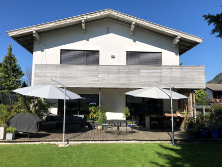 Terrasse avec deux parasols blancs