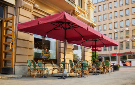 Terrasse mit roten Sonnenschirmen
