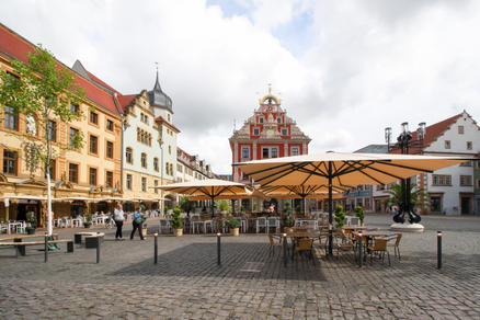 Terrasse mit beigen Sonnenschirmen