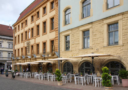 Terrasse mit beigen Sonnenschirmen