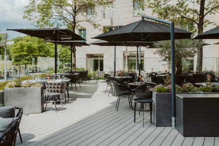 Ritz Carlton, Berlin avec des parasols RIALTO noirs Espace extérieur d’un restaurant avec des parasols déportés noirs