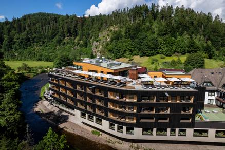 Sackmann, Baiersbronn avec des parasols blancs FILIUS Hôtel avec terrasse sur le toit et parasols