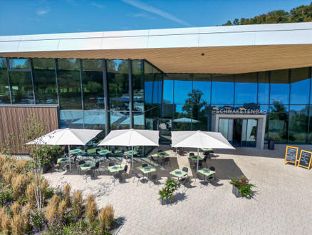 Schwaketenbad Konstanz avec parasols blancs SCHATTELLO Terrasse avec parasols blancs
