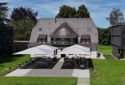 Terrasse mit weißen Sonnenschirmen