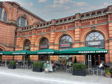 Starbucks Bremen with green SCHATTELLO parasols Patio with green parasols