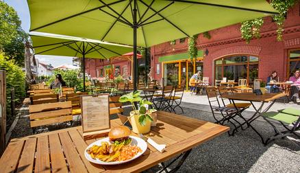 Grands parasols sur une terrasse