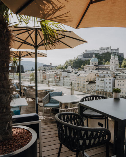 Terrasse en pierre, Salzbourg en Autriche, avec parasols bruns FILIUS Terrasse sur le toit avec parasols