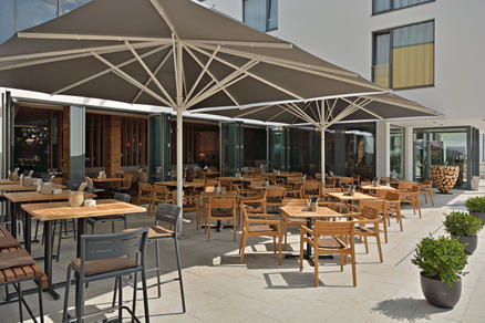 Toni's Gasthaus avec des parasols bruns ALBATROS Terrasse d'une auberge avec deux parasols bruns